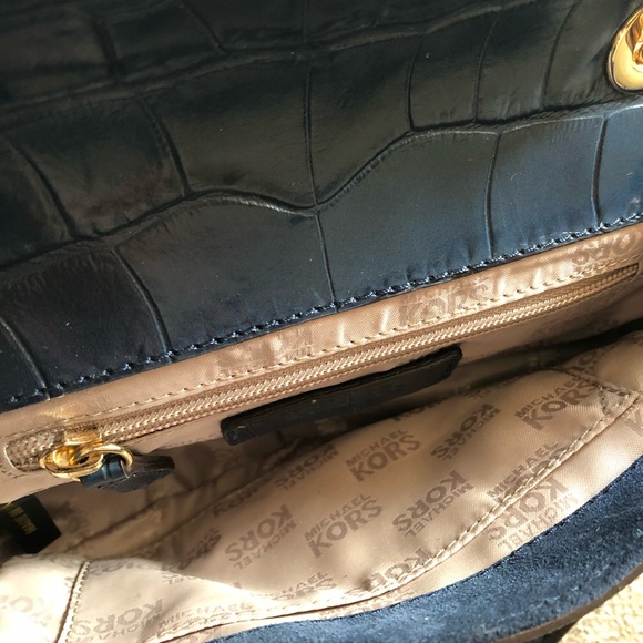 COPY - Michael Kors Saddle Bag - Picture 2 of 3